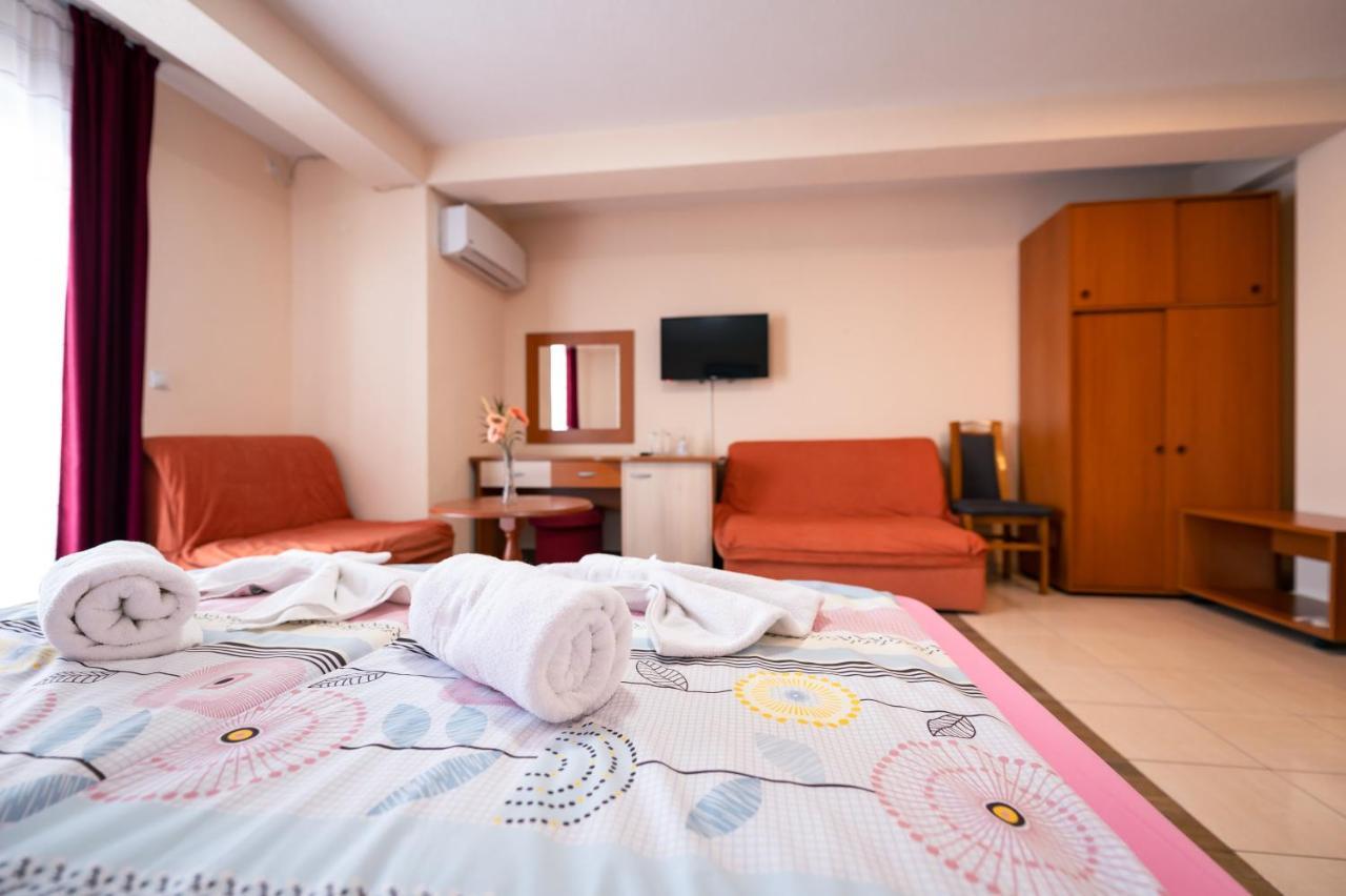 Hotel Holiday-M Охрид Екстериор снимка
