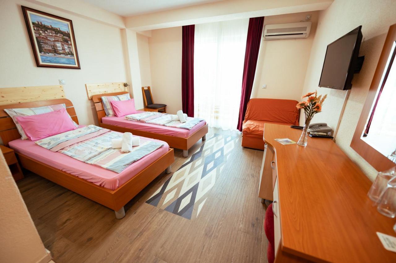 Hotel Holiday-M Охрид Екстериор снимка