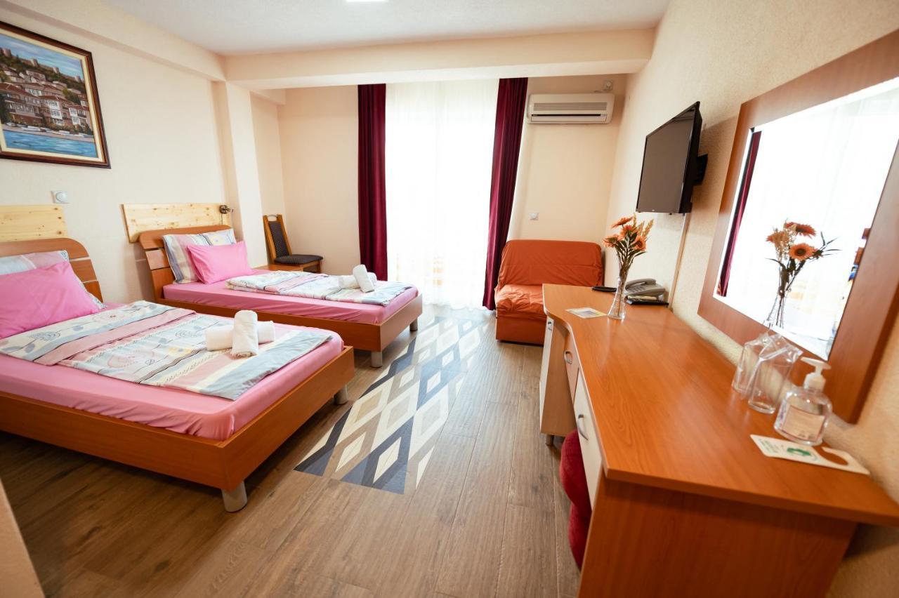 Hotel Holiday-M Охрид Екстериор снимка