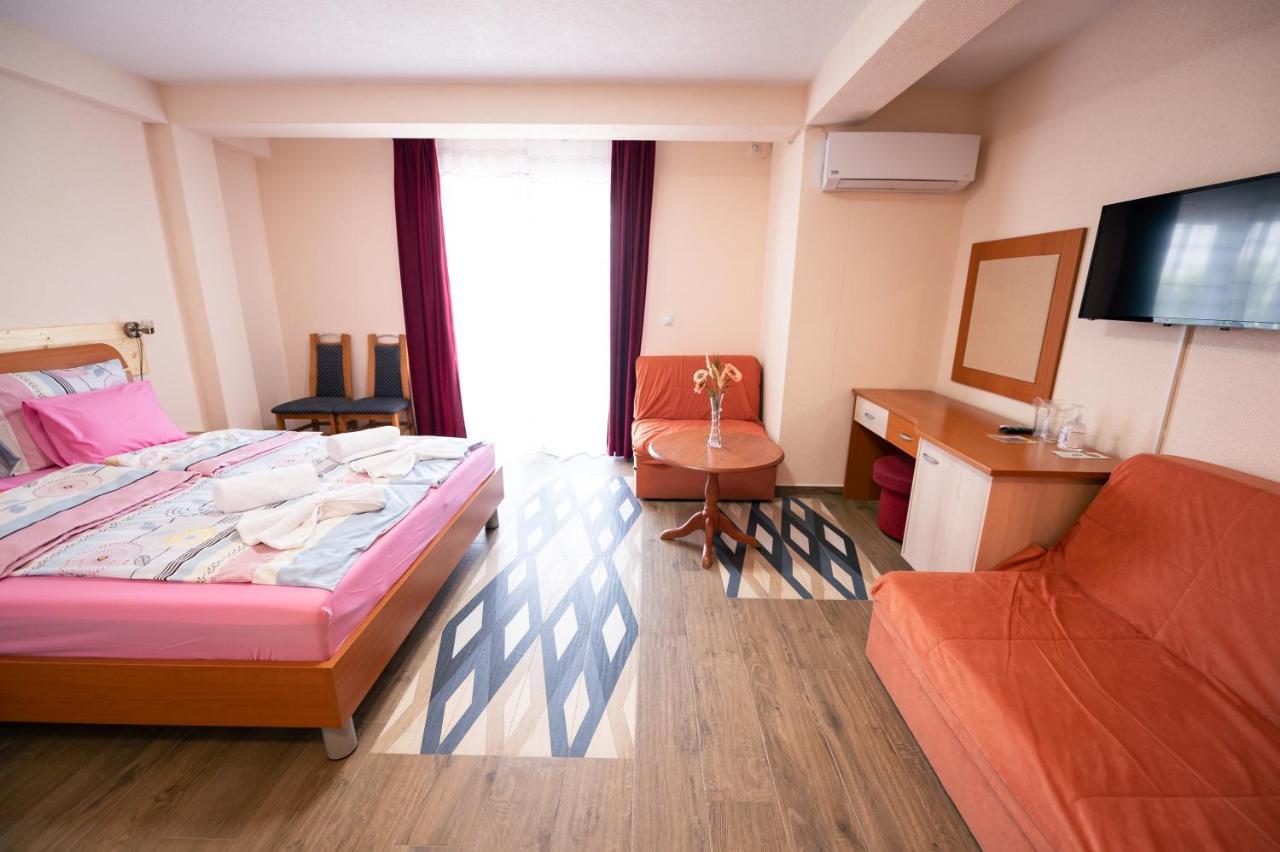 Hotel Holiday-M Охрид Екстериор снимка