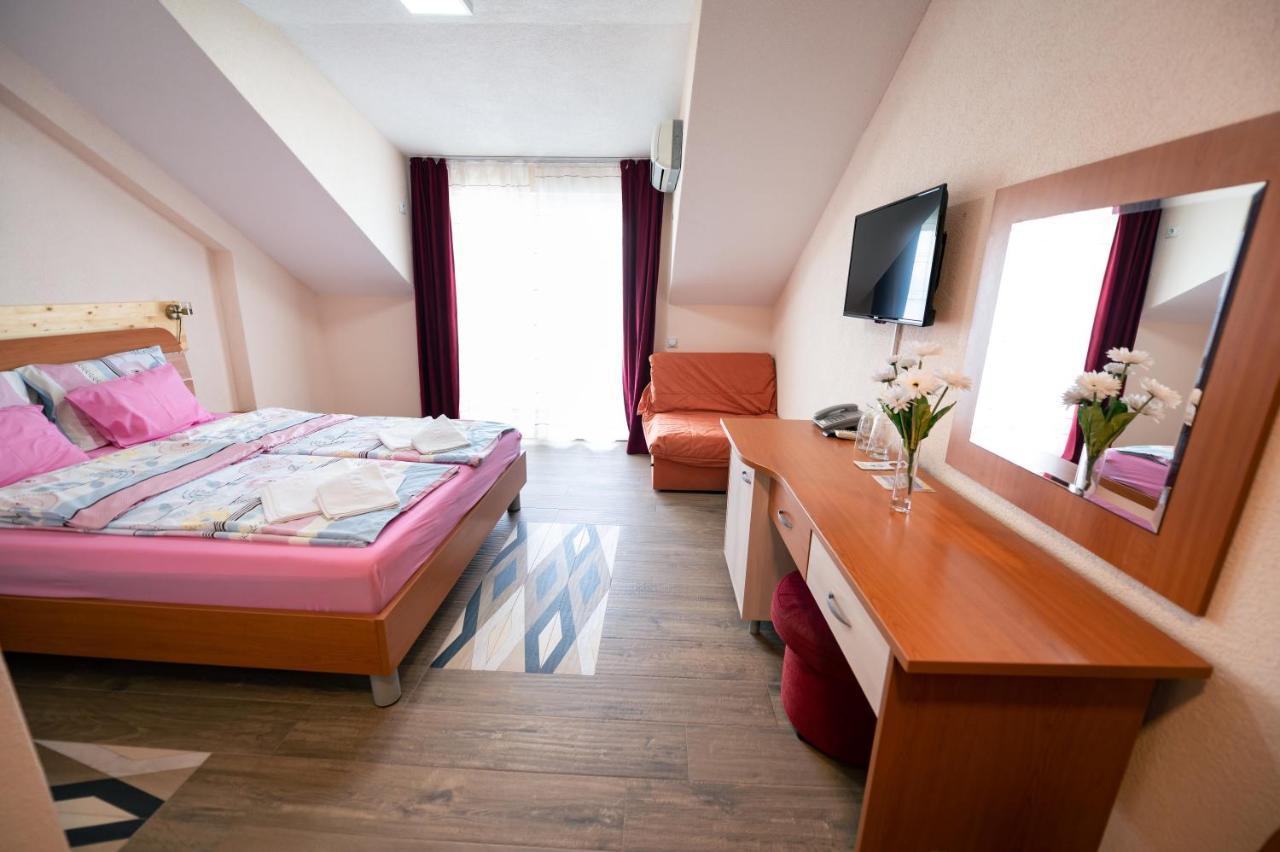 Hotel Holiday-M Охрид Екстериор снимка