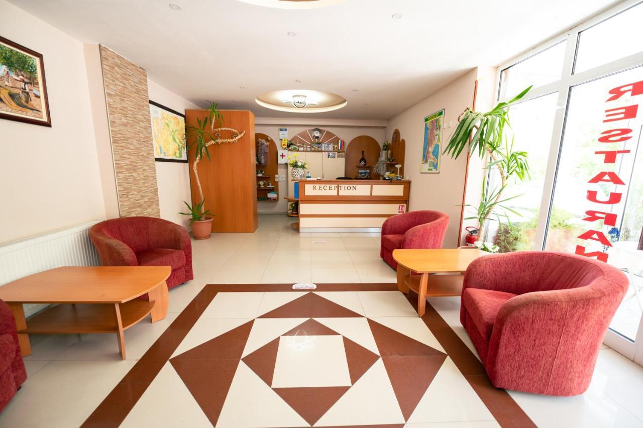 Hotel Holiday-M Охрид Екстериор снимка