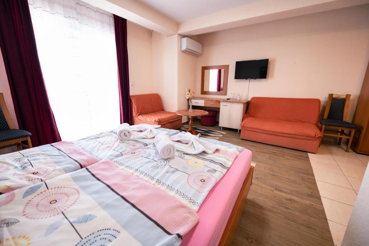 Hotel Holiday-M Охрид Екстериор снимка