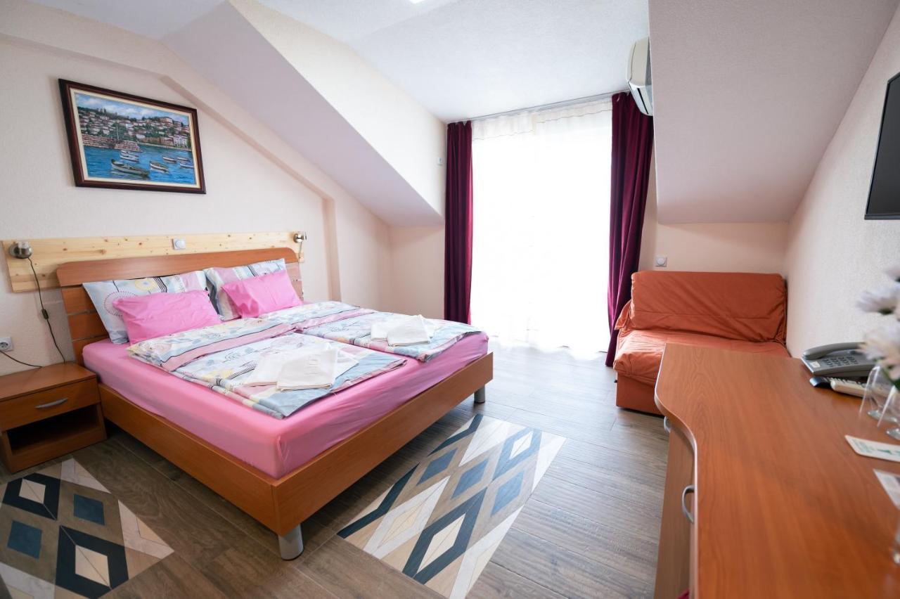 Hotel Holiday-M Охрид Екстериор снимка