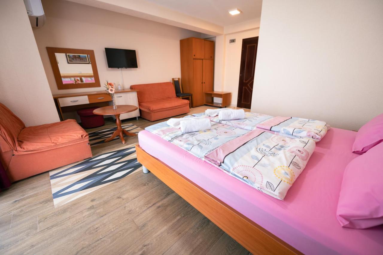 Hotel Holiday-M Охрид Екстериор снимка