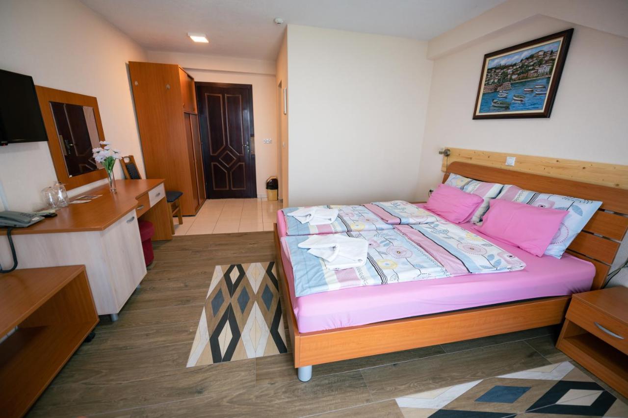 Hotel Holiday-M Охрид Екстериор снимка