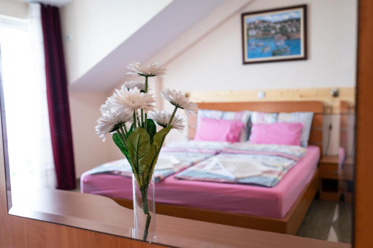 Hotel Holiday-M Охрид Екстериор снимка