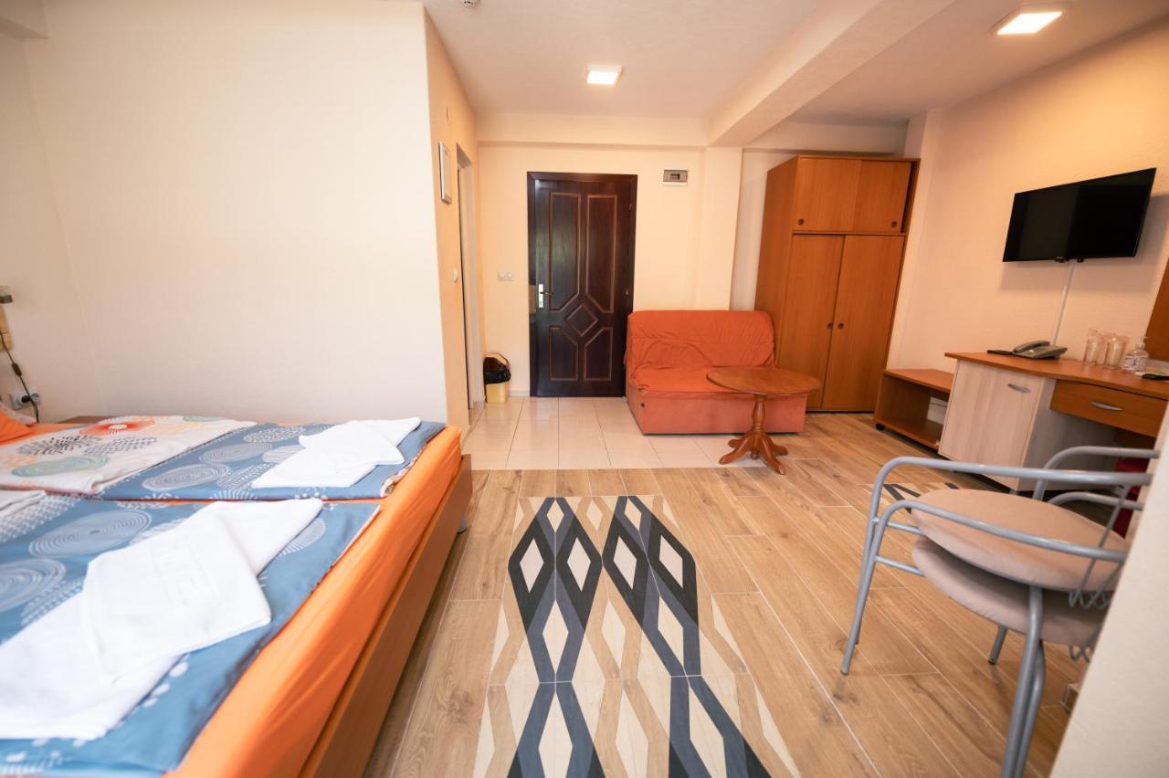 Hotel Holiday-M Охрид Екстериор снимка