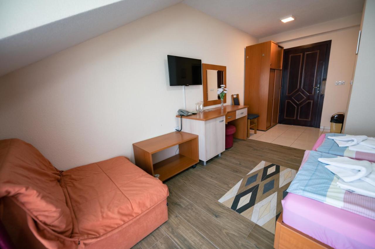 Hotel Holiday-M Охрид Екстериор снимка