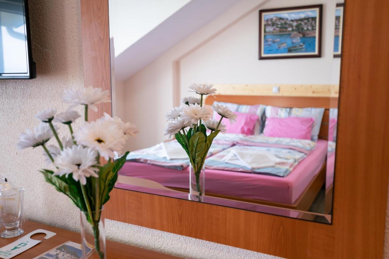 Hotel Holiday-M Охрид Екстериор снимка