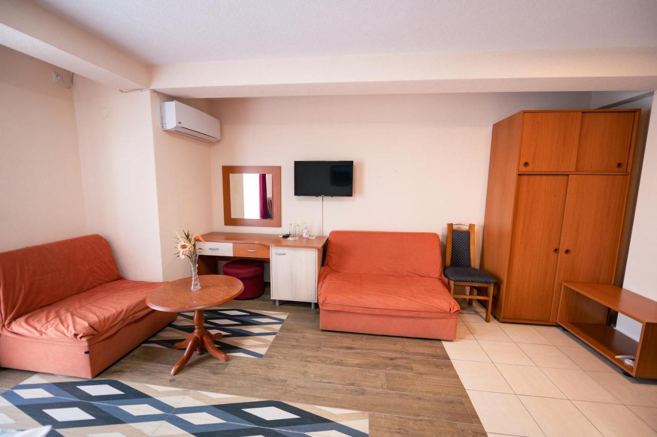 Hotel Holiday-M Охрид Екстериор снимка