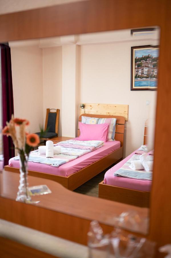 Hotel Holiday-M Охрид Екстериор снимка