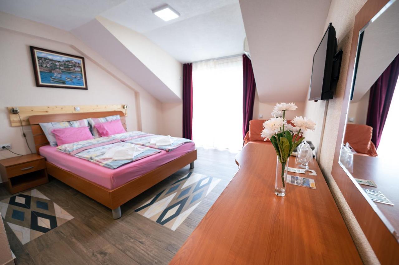 Hotel Holiday-M Охрид Екстериор снимка