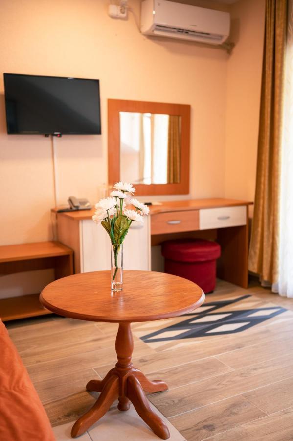 Hotel Holiday-M Охрид Екстериор снимка