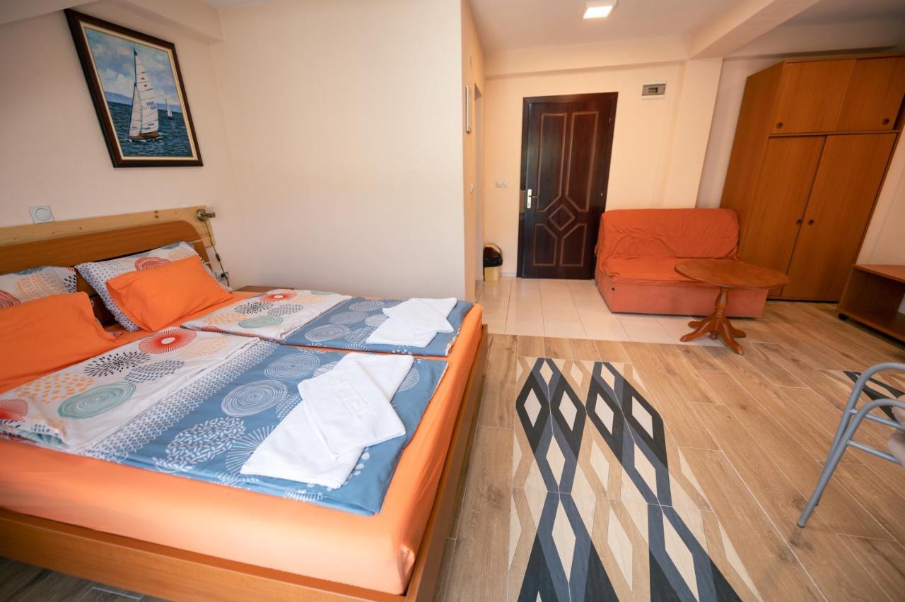 Hotel Holiday-M Охрид Екстериор снимка
