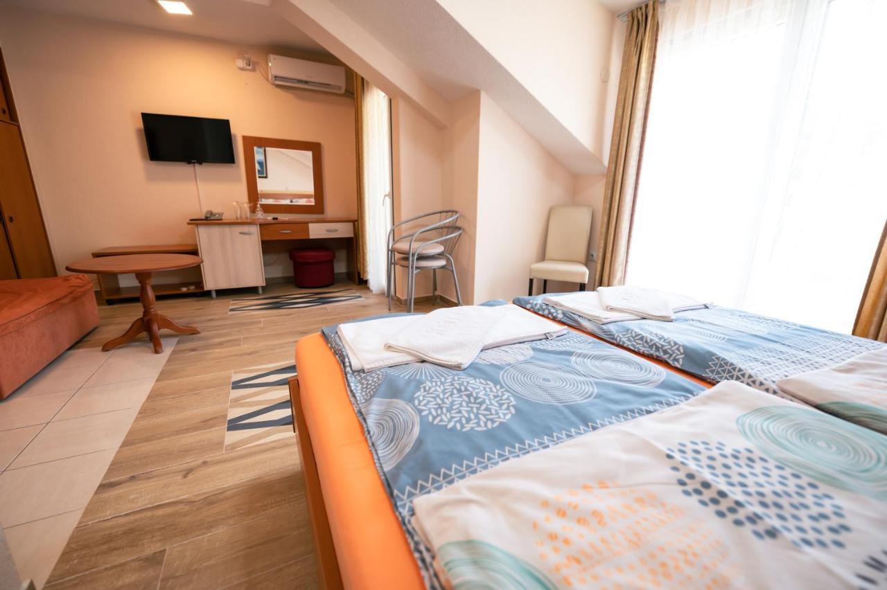 Hotel Holiday-M Охрид Екстериор снимка