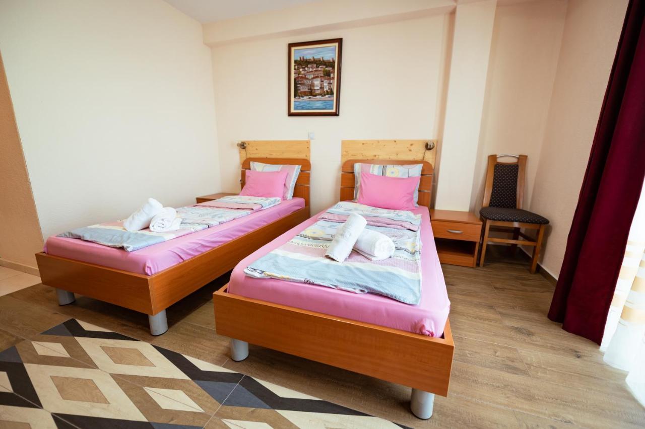Hotel Holiday-M Охрид Екстериор снимка